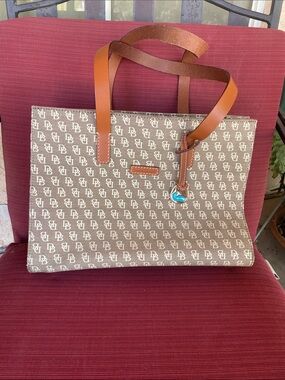 Dooney & Bourke Large East West purse, taupe